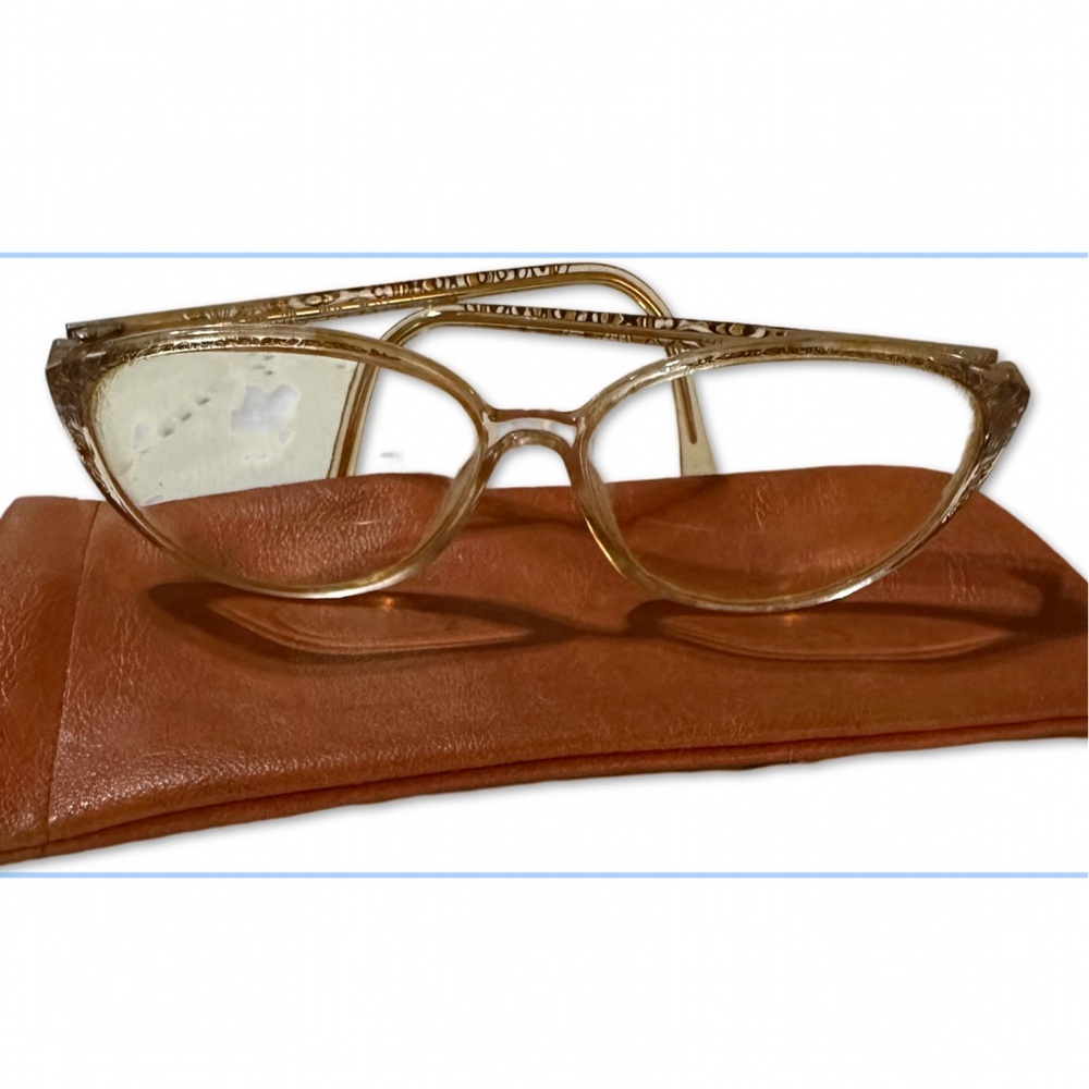 Vintage Glasses lenses can be removed.